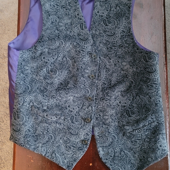 Vest - Picture 2 of 9